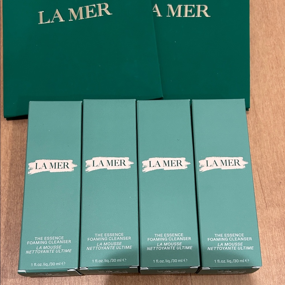 La Mer The Essence Cleanser in Elegant Green